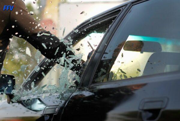 Technicien FFV réparant un pare-brise a Grenoble