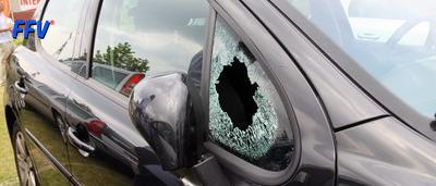 echnicien remplaçant une vitre latérale cassée