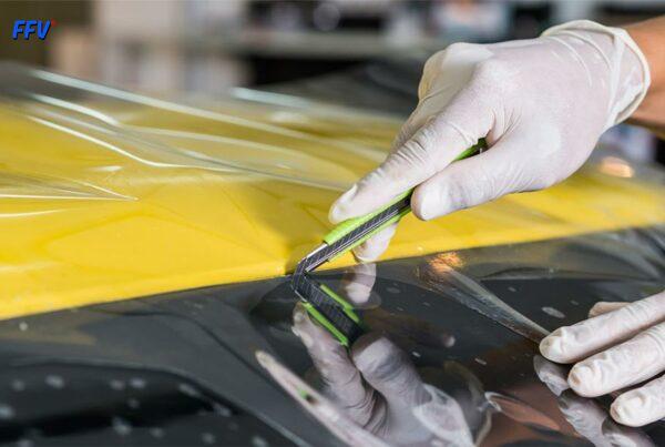 Technicien FFV en train de réparer un pare-brise dans un centre de vitrage