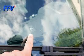 Technicien FFV réparant un pare-brise à marseilles