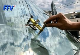 Technicien FFV remplace un pare-brise à Lille