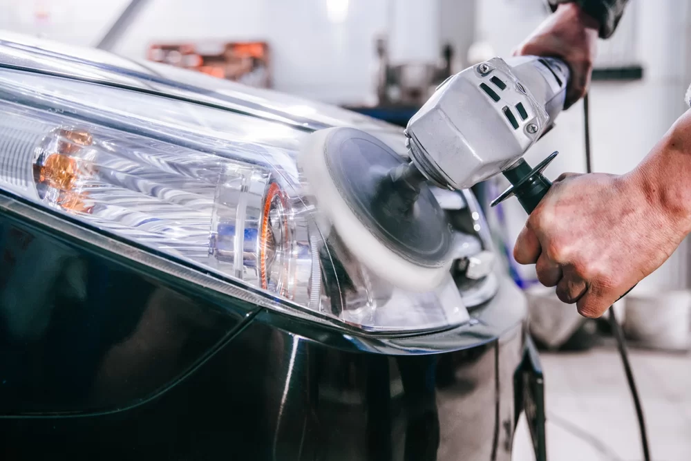 Comment nettoyer efficacement les phares avant de votre voiture ?