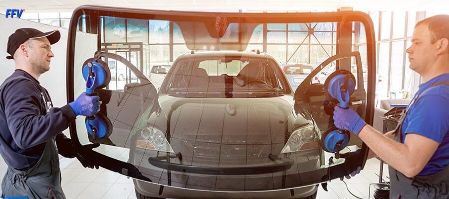 Technicien FFV remplace un pare-brise à Marseille